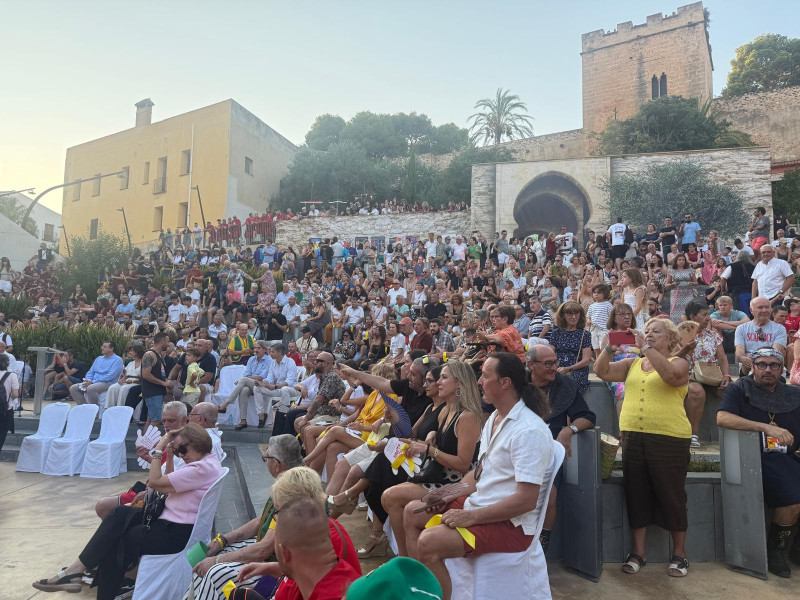 Cientos de personas llenaron la plaza del Consell para vivir en directo el pregón y el arranque oficial de las fiestas grandes de Dénia