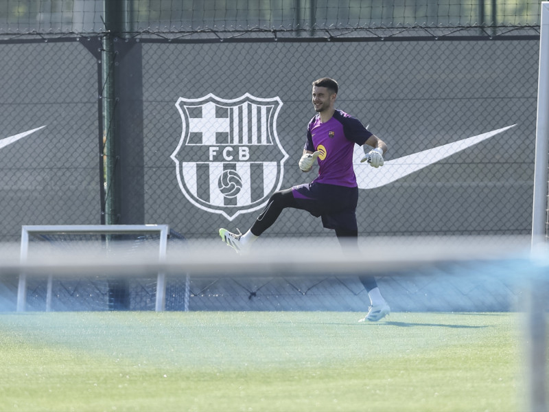 Joan García durante la jornada de entrenamiento de pretemporada del FC Barcelona en la Ciudad Deportiva Joan Gamper el 17 de julio de 2025 en Sant Joan Despi