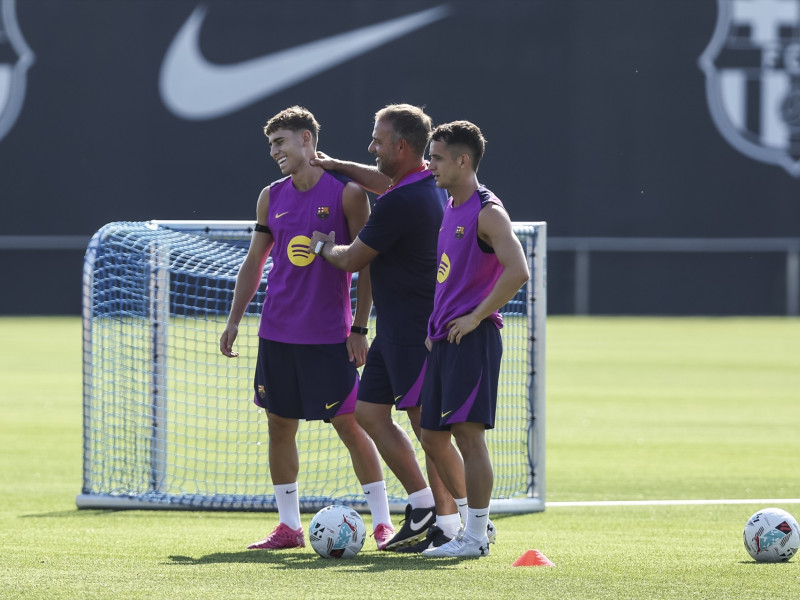 Fermín López y Hansi Flick, entrenador en jefe durante la jornada de entrenamiento de pretemporada del FC Barcelona en la Ciudad Deportiva Joan Gamper el 17 de julio de 2025 en Sant Joan Despi, Barcelona