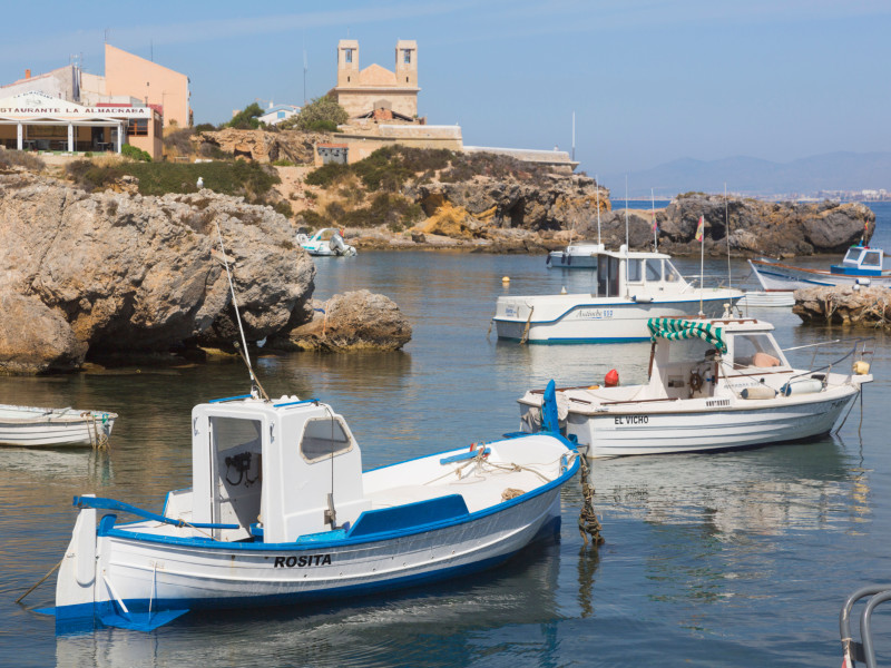 Isla de Tabarca. Provincia de Alicante, Costa Blanca, España. Vista del pueblo y la iglesia desde el puerto.
