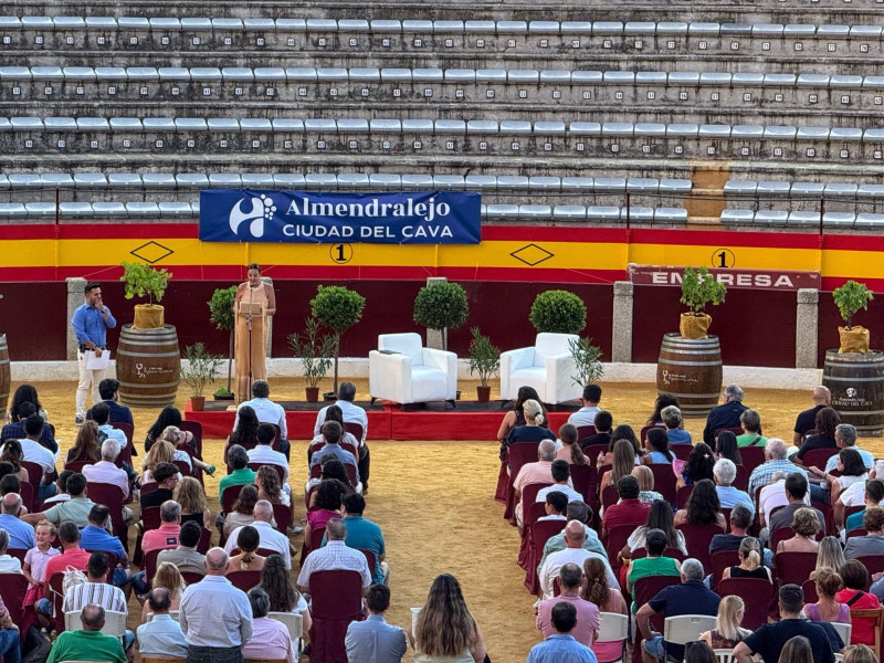 Encuentro de aficionados con el torero Manuel Escribano en la plaza de toros de Almendralejo