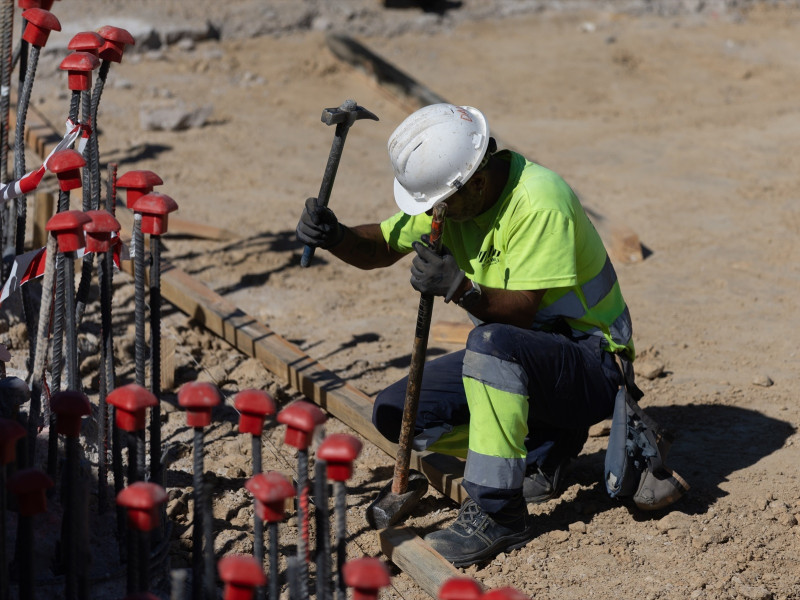 (Foto de ARCHIVO)Trabajadores durante la realización de las obras de la A-5, a 29 de julio de 2025, en Madrid (España). Durante la visita, el delegado ha hecho balance de la ejecución de las obras de la A-5 y ha informado de cuáles serán las próximas afecciones al tráfico.Eduardo Parra / Europa Press29/7/2025