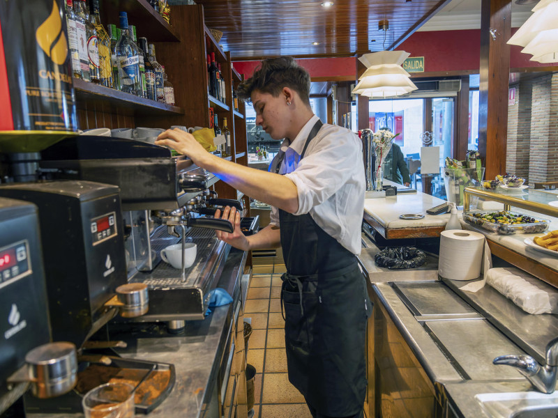 MADRID, 10/01/2025.- Un camarero prepara un café en una cafetería en Teruel, este viernes. Asturias, La Rioja y Aragón son las comunidades autónomas con un mayor incremento de precios en restauración en lo que va de año, un periodo en el que, comparado con los ejercicios anteriores, las tarifas se han encarecido menos y pueden haber "tocado techo", según el sector. EFE/ Antonio García