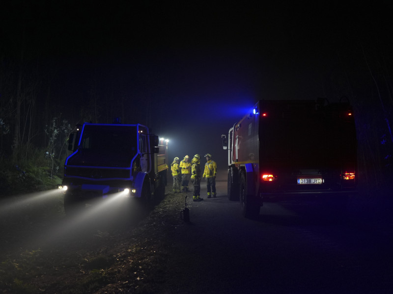 Varios bomberos trabajan para extinguir el fuego en la zona de Fuente de Faro de Brantuas, a 3 de agosto de 2025, en Ponteceso, A Coruña, Galicia (España).