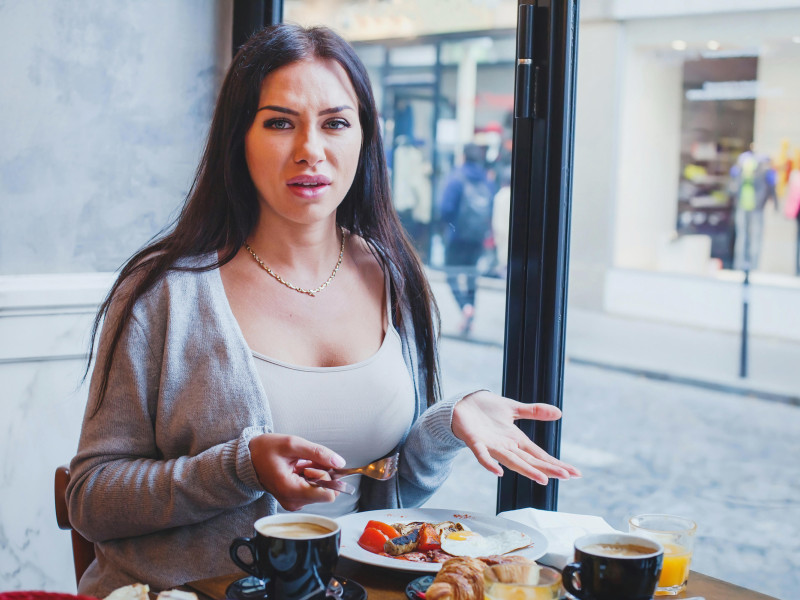 Malestar por el sonido de la comida y los cubiertos