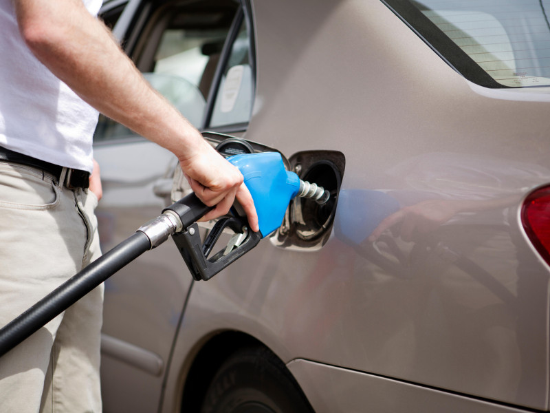 Carro en gasolinera