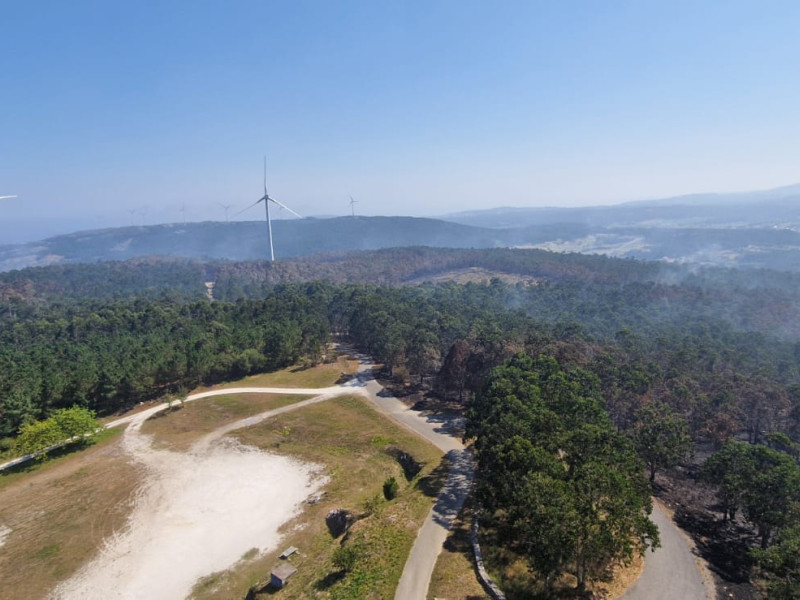 Así ha quedado el monte quemado tras uno de los incendios de Ponteceso (A Coruña)