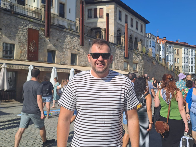 Iñaki Querejazu, quien desde el año pasado encarna a Celedón posa para COPE