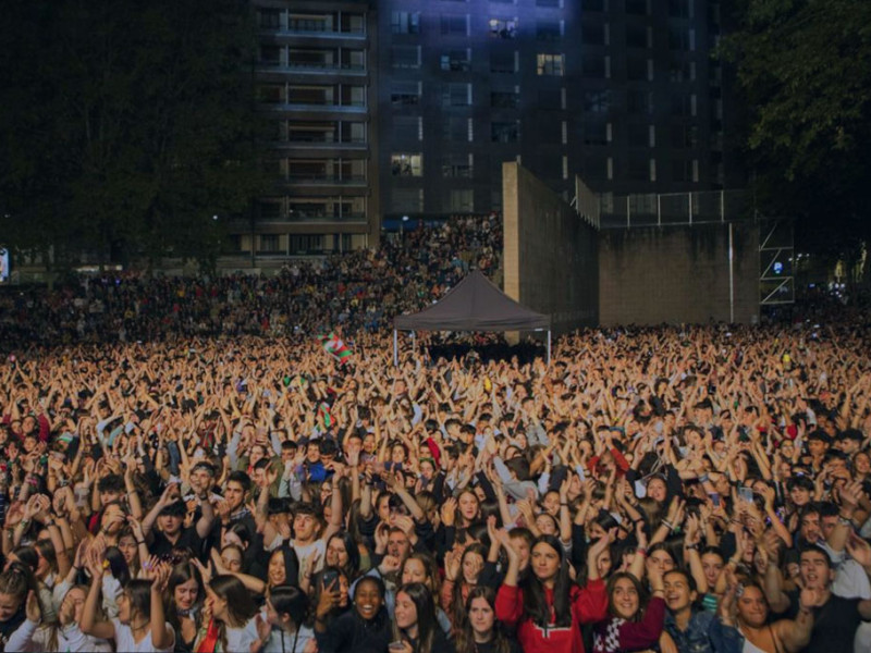 Los conciertos en la Plaza de Los Fueros arrancas a las 12 de la noche y se prolongan hasta bien entrada la madrugada en las txosnas