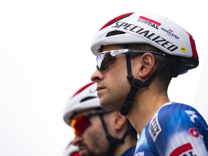 El ciclista español del equipo Soudal Quick Step Mikel Landa durante la presentación de los equipos antes de la salida de la primera etapa de la Volta Ciclista a Catalunya, una etapa circular de 178,6 kilómetros con salida y llegada a Sant Feliu de Guíxols (Girona). EFE/Siu Wu