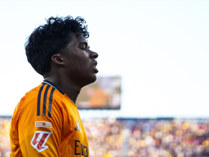 Endrick del Real Madrid observa durante la liga española, LaLiga EA Sports, partido de fútbol jugado entre el Sevilla FC y el Real Madrid en el estadio Ramón Sánchez-Pizjuán el 18 de mayo de 2025, en Sevilla.