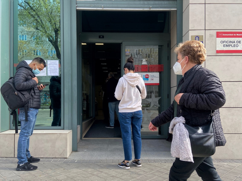 Varias personas esperan en las inmediaciones de una oficina del SEPE