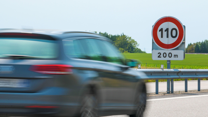 Señal de límite de velocidad de 110 km/h a lo largo de la carretera