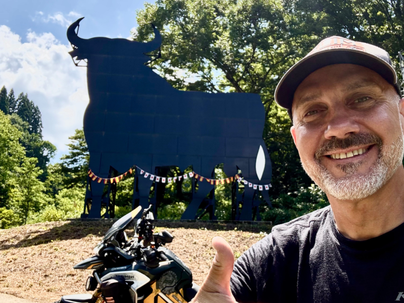 Julio Álamo en Japón junto a un toro de Osborne