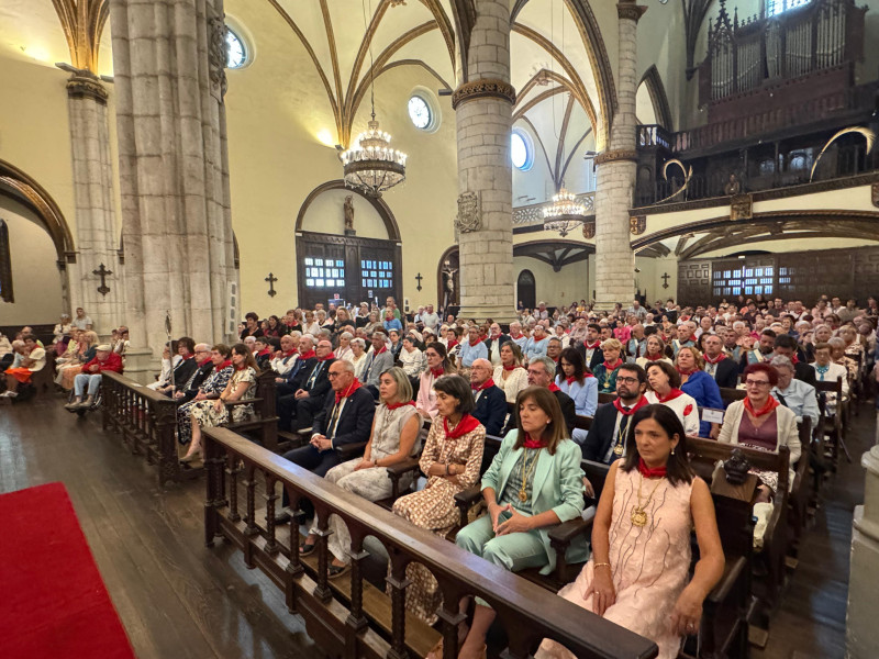 Autoridades de Vitoria en la misa de la Virgen Blanca