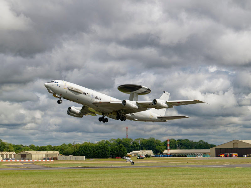 Avión AWACS en vuelo
