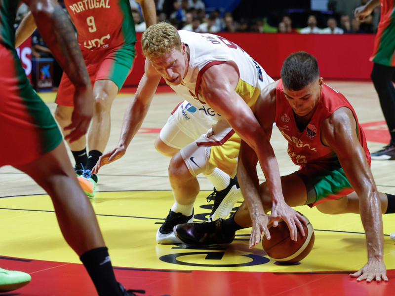 Alberto Díaz pelea por el balón con Diogo Brito en el amistoso entre España y Portugal