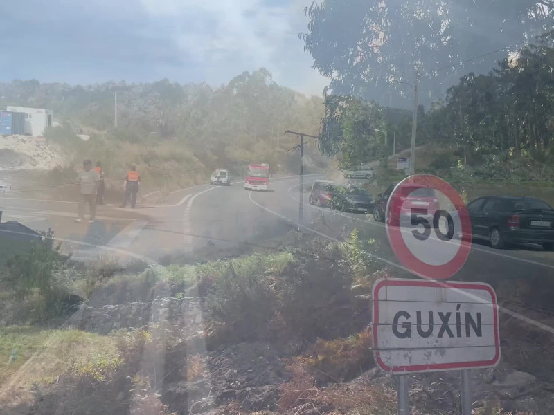 Imágenes de un incendio en Guxín, Ponteceso, donde han tenido que desalojar casas y cortar la carretera en Corme y Guxín.