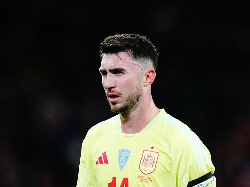 Aymeric Laporte de España observa durante un partido de la Liga de Naciones de la UEFA