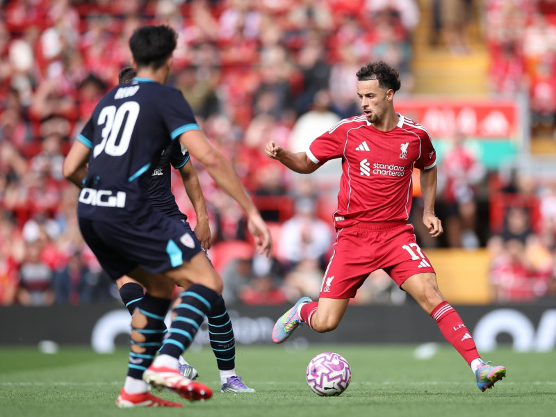 Curtis Jones del Liverpool (derecha) en acción contra Alejandro Rego del Athletic Club (izquierda) durante un partido amistoso de fútbol de pretemporada entre el Liverpool FC y el Athletic Club en Liverpool, Gran Bretaña.