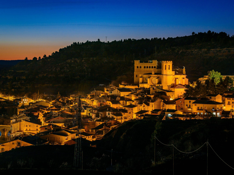 Iglesia de Santa María la Mayor y castillo de Valderrobres en hora azul, crepúsculo y noche en Matarraña, Teruel, Aragón