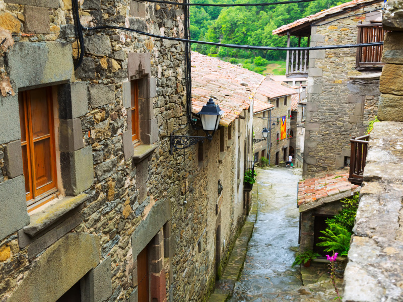 Casas antiguas y pintorescas en un pueblo de montaña. Rupit i Pruit, Cataluña.