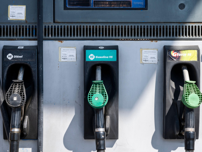 Depósitos de aceite de diésel y gasolina listos para ser utilizados en una gasolinera en España