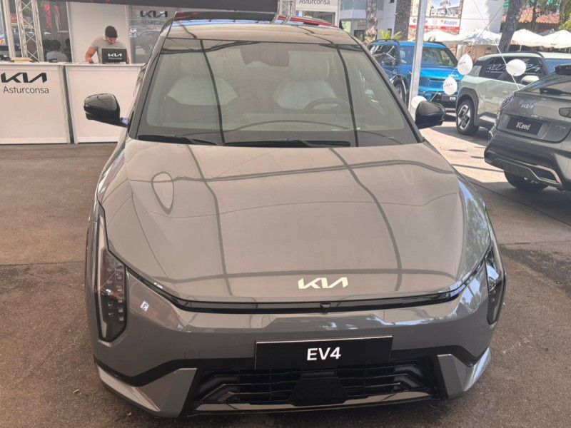 Preserie del KIA EV4 expuesta en el stand de KIA en la FIDMA 2025
