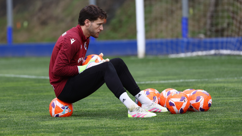 Remiro sentado sobre un balón en Zubieta