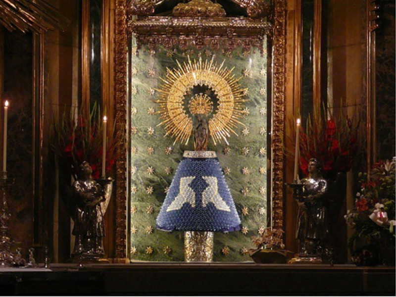 Como cada 6 de agosto la Virgen del Pilar luce un manto de origami.