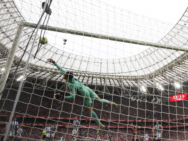 Remiro se impulsa para detener un balón