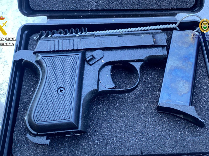 Arma de fogueo encontrada en la intervención