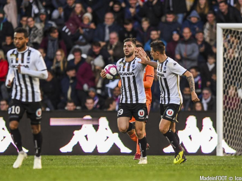 Cristian López y Baptiste Santamaría celebrando un gol