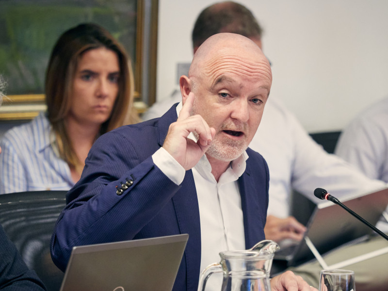 (Foto de ARCHIVO)El portavoz de UPN, Javier Esparza, durante la comparecencia de Chivite en la Comisión de Régimen Foral del Parlamento de Navarra, a 30 de junio de 2025, en Pamplona, Navarra (España). Durante la comparecencia, Chivite, ha explicado el proceso de adjudicación de las obras de los túneles de Belate y las relaciones entre el Gobierno de Navarra y las empresas que aparecen en el informe de la UCO. Chivite comparece en el parlamento el mismo día que lo hace en el Tribunal Supremo el ex secretario de Organización del PSOE, Santos Cerdán.Eduardo Sanz / Europa Press30/6/2025