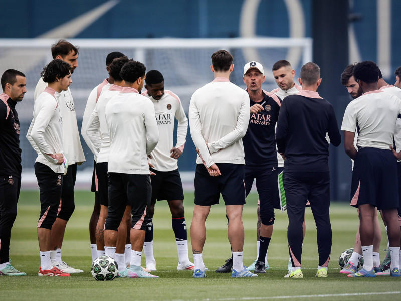 Luis Enrique habla con sus jugadores del PSG en el primer entrenamiento de pretemporada