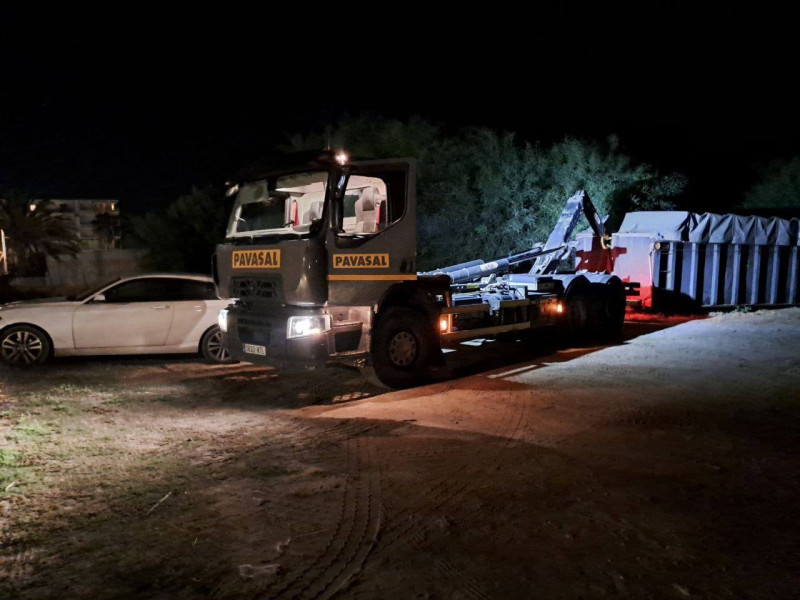 Maquinaria pesada trabajando de madrugada en la playa de Les Marines, donde se retiraron 140 toneladas de posidonia en una sola noche