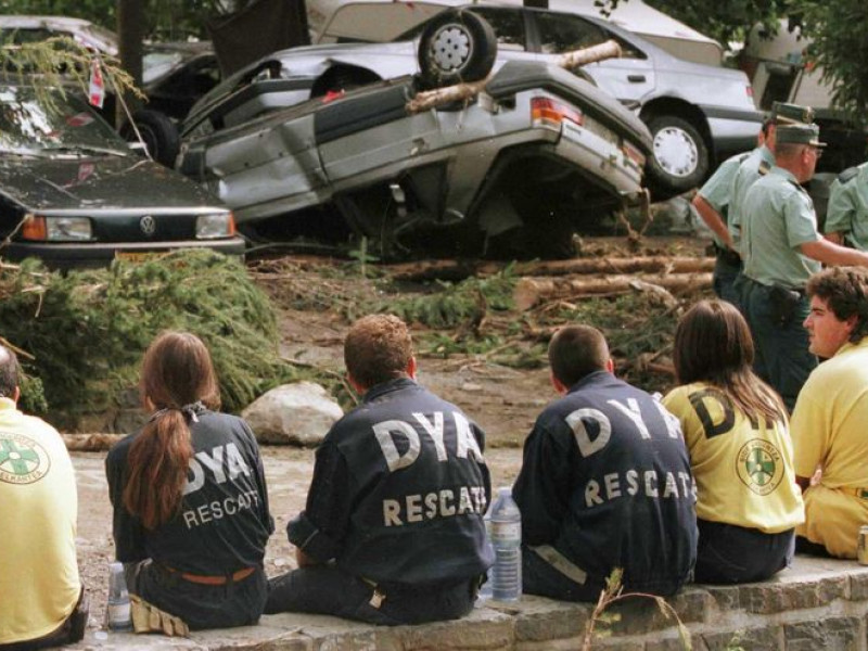 Imagen de los equipos de rescate en el camping Las Nieves de Biescas.