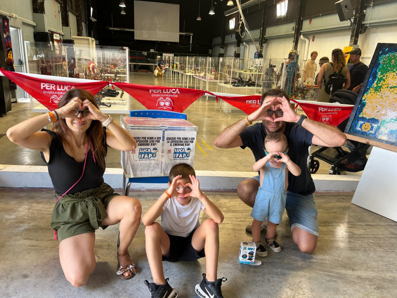 Luca junto a sus padres Cristina y Roberto y su hermano mayor Jorge.