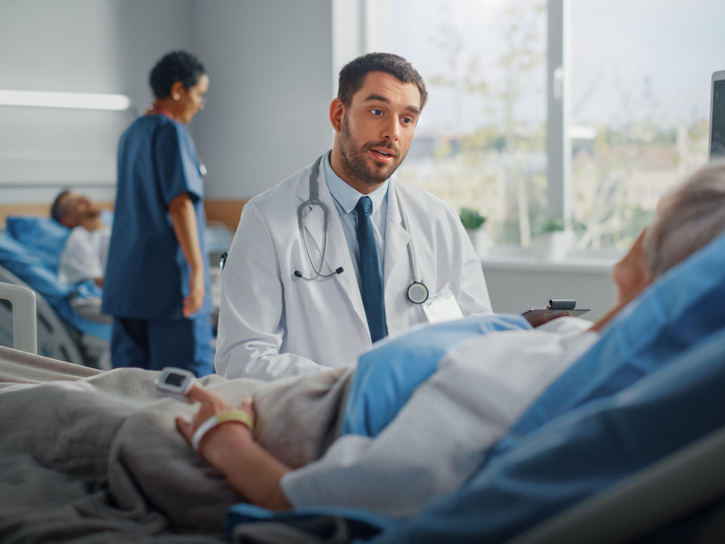 Un médico hablando con un paciente en un hospital