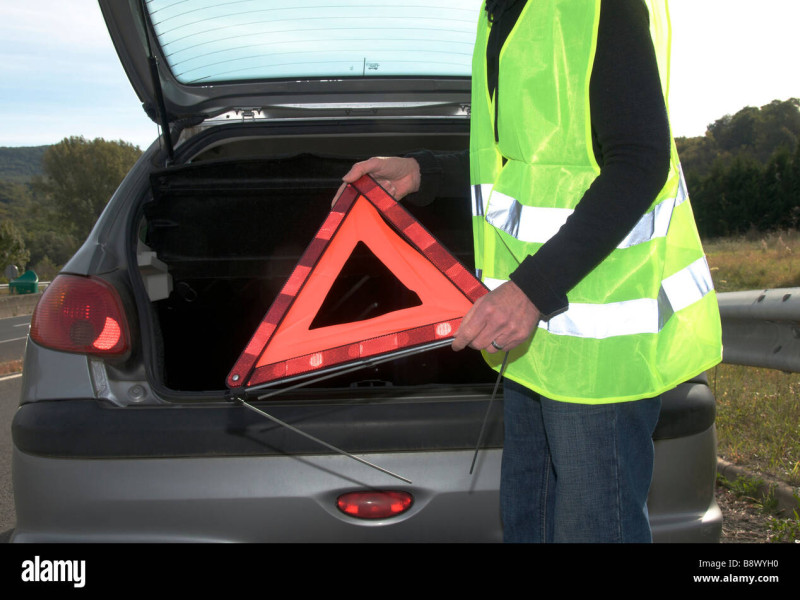 A partir del 2026 los triángulos del coche no podrán ser utilizados