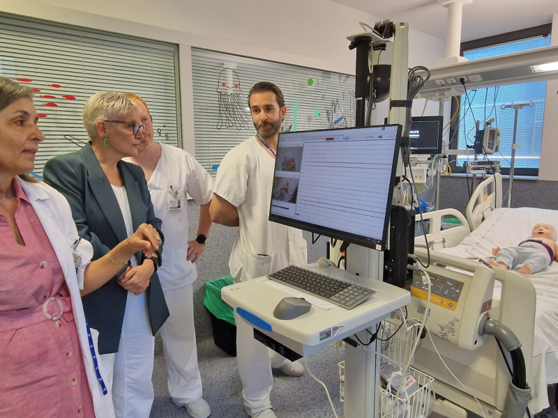 La consejera de Salud con el equipo de Neurofisiologia del HUCA
