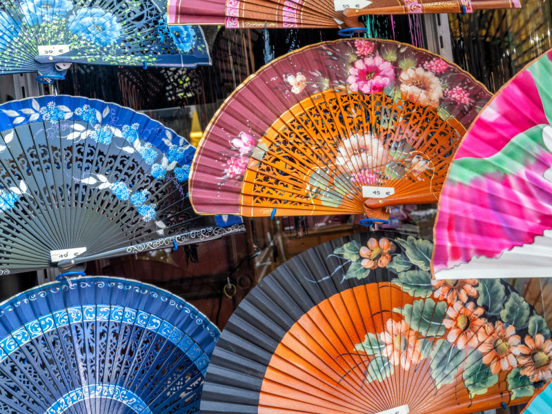 Conjunto de abanicos de colores