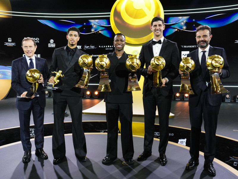 Jude Bellingham, Vinicius y Thibaut Courtois recogiendo los premios en los Globe Soccer Awards 2025