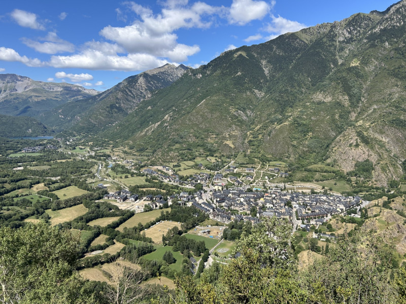 Vistas al pueblo de Benasque desde el mirador