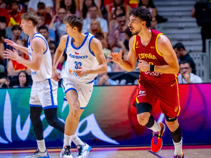 Josep Puerto, capitán taronja, celebrando uno de sus cinco triples ante Chequia en una noche para el recuerdo