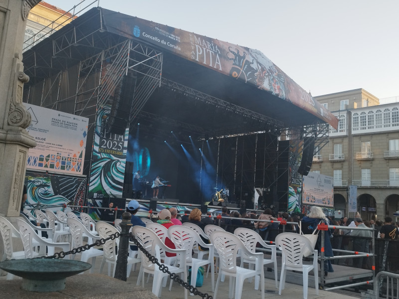 Sillas reservadas para personas con discapacidad frente al escenario de los conciertos de María Pita