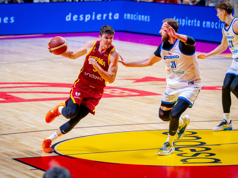 De Larrea, uno de los cinco jugadores de Valencia Basket convocados por Scariolo, penetra ante Chequia