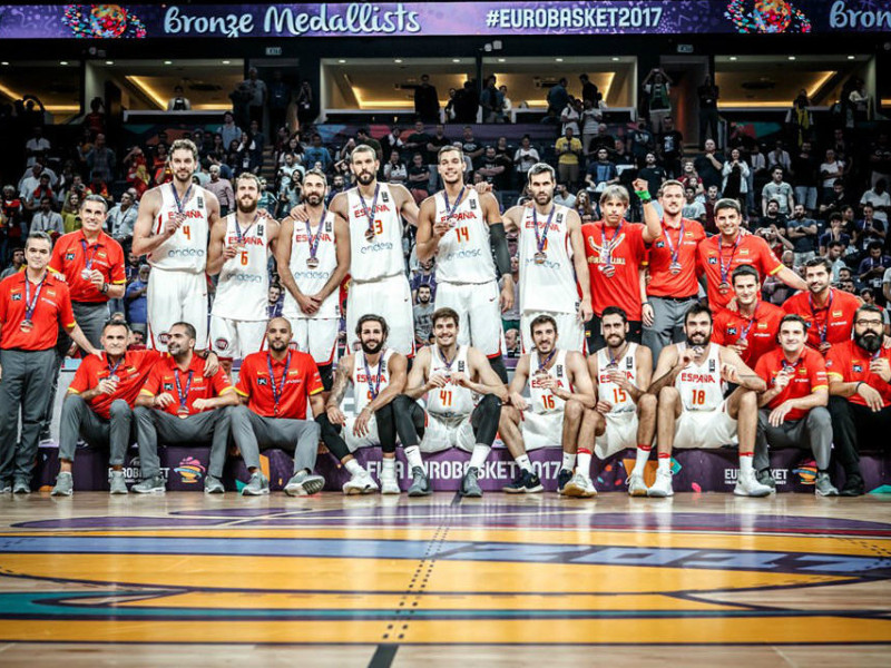 Guillem Vives, Fernando Sanemeterio y Joan Sastre, con la medalla de bronce del Eurobasket 2017