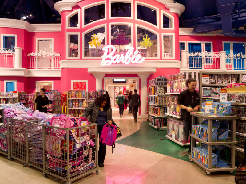 C2BGF5 Interior, Barbie's Dream House Display, Toys R Us Store Interior,Times Square, NYC. Image shot 2011. Exact date unknown.