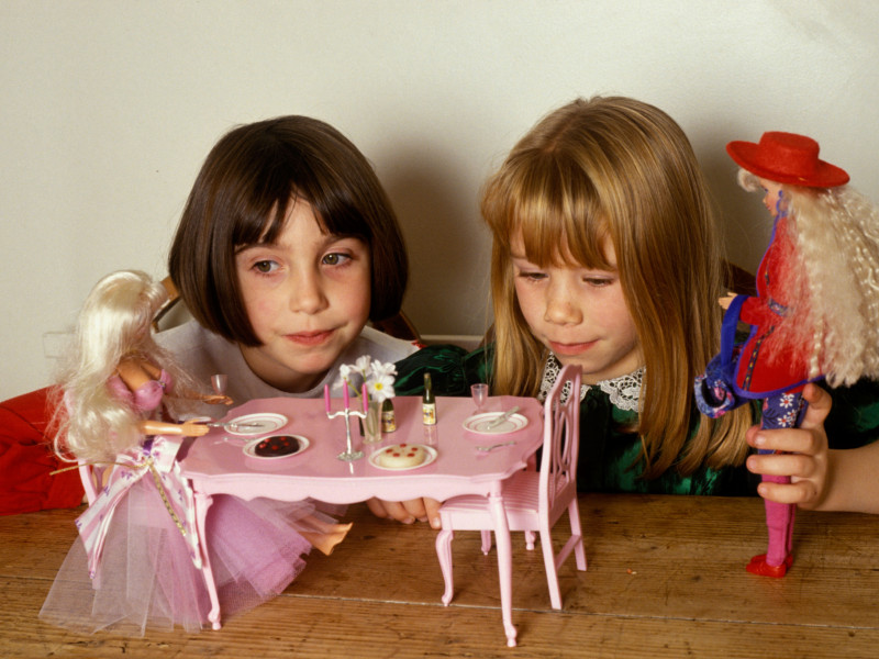 Imagen niñas jugando con muñecas